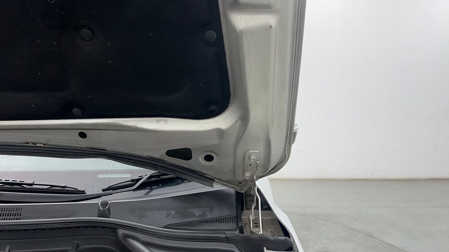 Used 2019 Mahindra XUV 300 1.2 W8 (O) Petrol Manual engine ENGINE LEFT SIDE HINGE & APRON VIEW