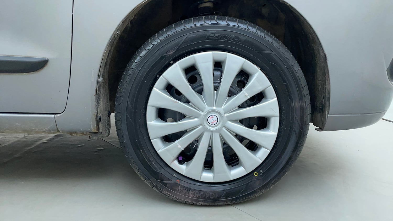 Used 2012 Maruti Suzuki Wagon R 1.0 VXi Petrol Manual tyres RIGHT FRONT TYRE RIM VIEW