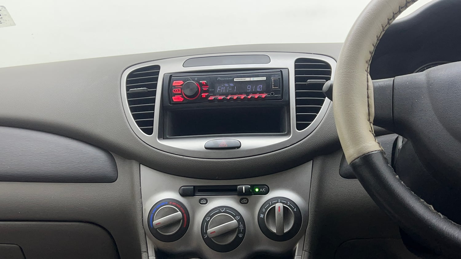 Used 2013 Hyundai i10 Magna 1.1 iRDE2 Petrol Manual interior MUSIC SYSTEM & AC CONTROL VIEW