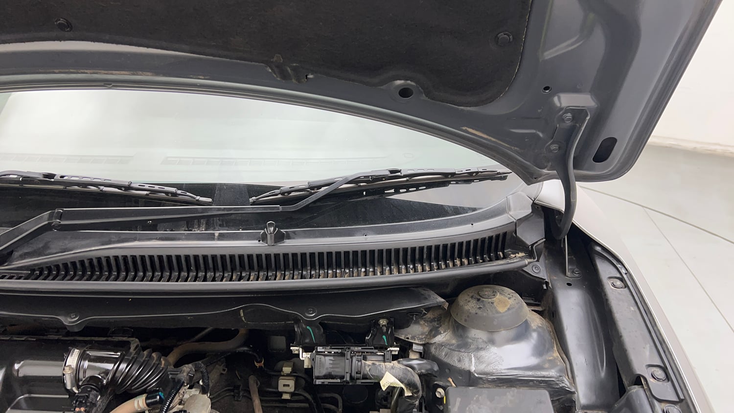 Used 2021 Maruti Suzuki Baleno Sigma Petrol Manual engine ENGINE LEFT SIDE HINGE & APRON VIEW