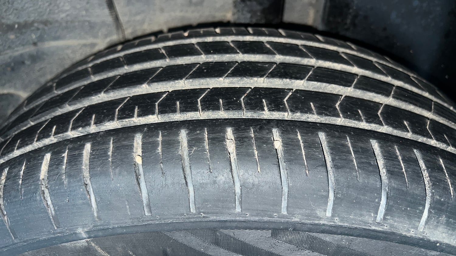 Used 2022 Tata Punch Accomplished Dazzle Pack MT Petrol Manual tyres LEFT REAR TYRE TREAD VIEW