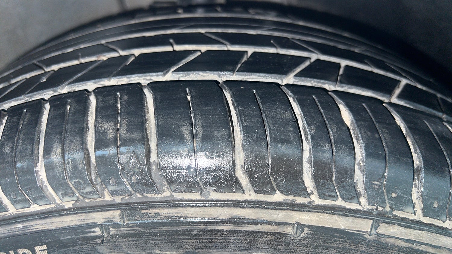 Used 2024 Hyundai i20 Sportz (O) 1.2 IVT Petrol Automatic tyres RIGHT FRONT TYRE TREAD VIEW