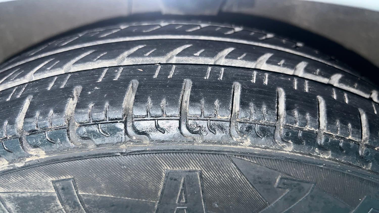 Used 2013 Hyundai i10 Magna 1.1 iRDE2 Petrol Manual tyres LEFT FRONT TYRE TREAD VIEW