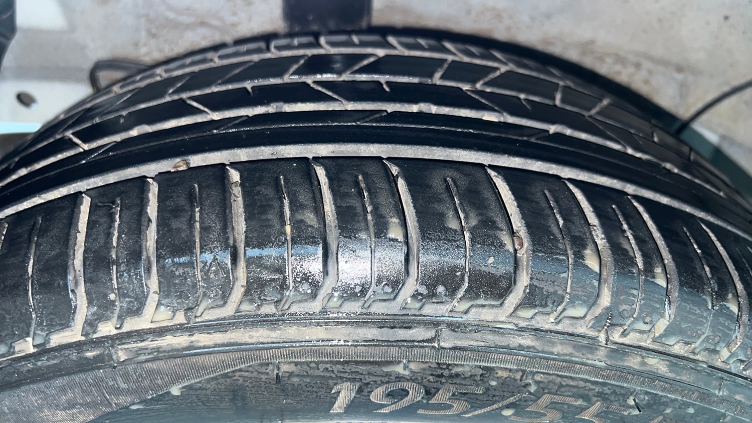 Used 2024 Hyundai i20 Sportz (O) 1.2 IVT Petrol Automatic tyres RIGHT REAR TYRE TREAD VIEW