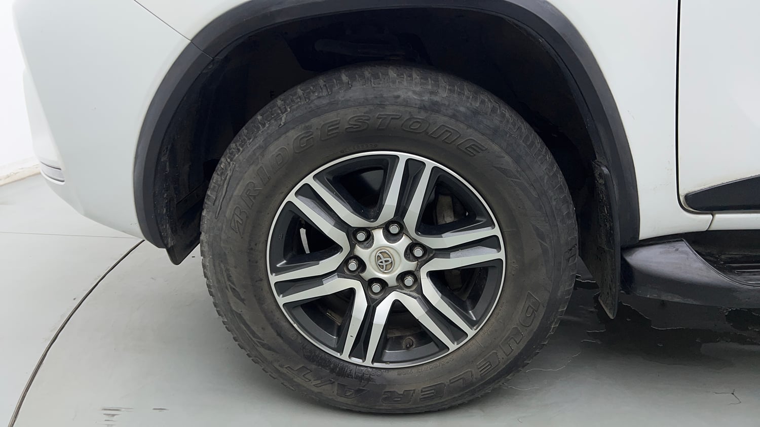 Used 2024 Toyota Fortuner 4X2 AT 2.7 Petrol Petrol Automatic tyres LEFT FRONT TYRE RIM VIEW