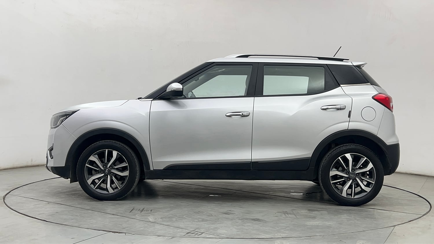 Used 2019 Mahindra XUV 300 1.2 W8 (O) Petrol Manual exterior LEFT SIDE VIEW