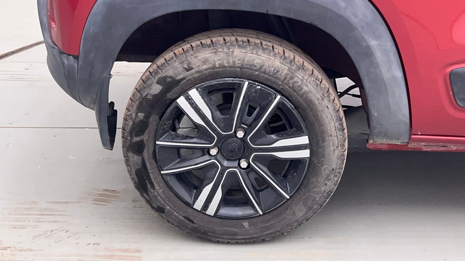 Used 2024 Renault Kwid CLIMBER 1.0 MT Petrol Manual tyres RIGHT REAR TYRE RIM VIEW