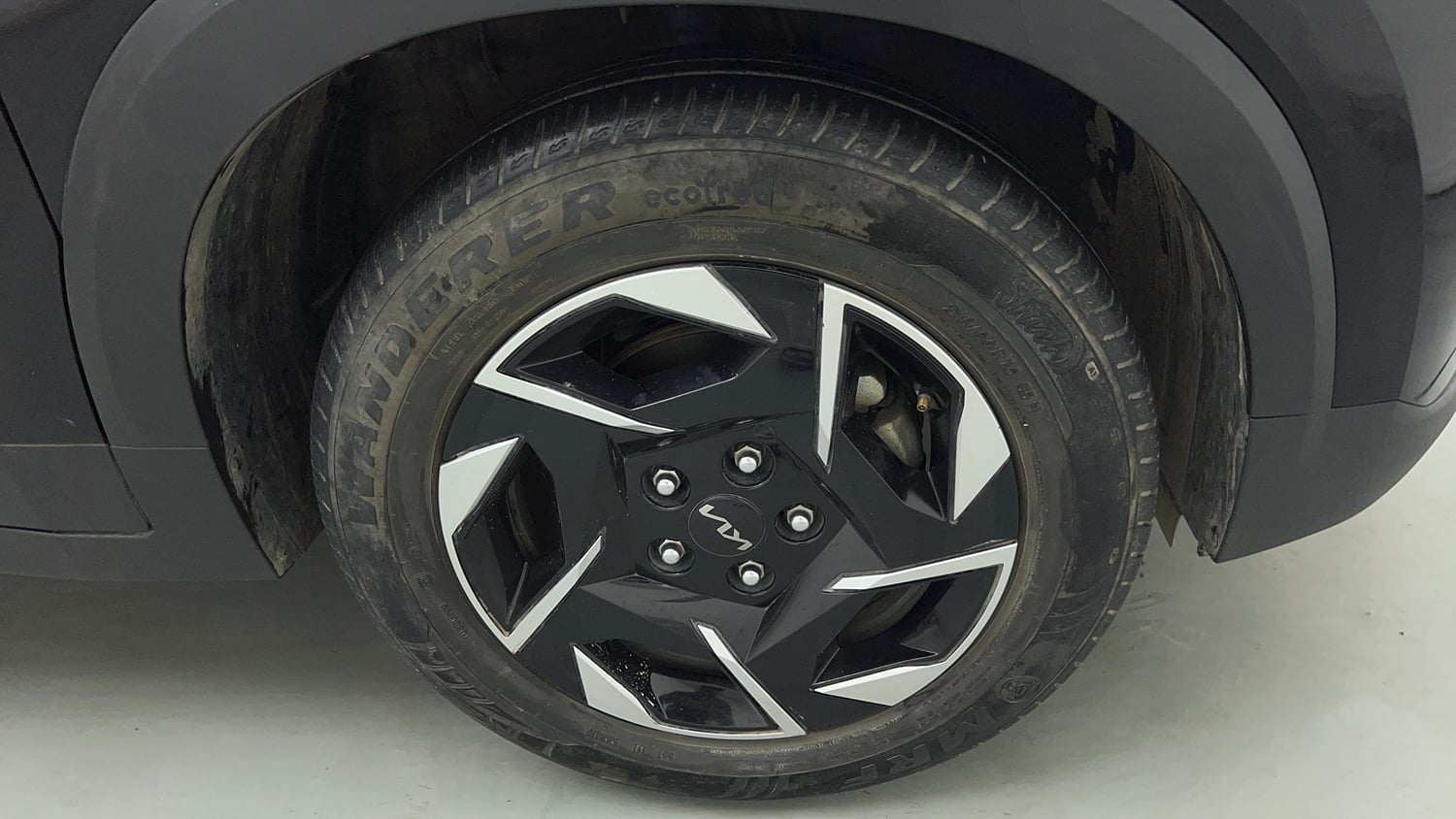 Used 2024 Kia Sonet HTK Plus 1.2 Petrol MT Petrol Manual tyres RIGHT FRONT TYRE RIM VIEW