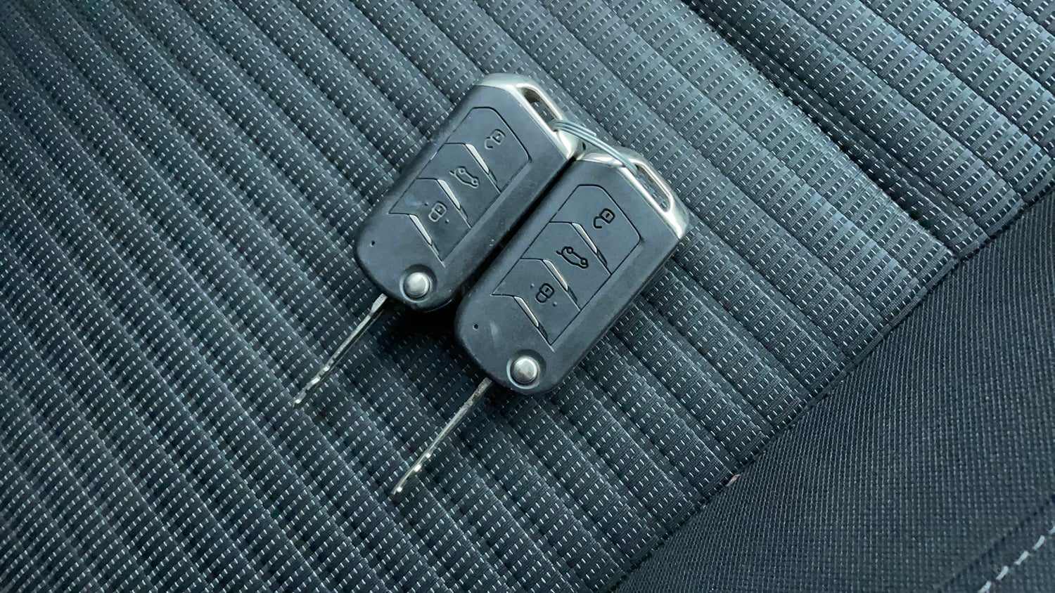 Used 2022 Mahindra XUV700 AX 3 Petrol MT 5 STR Petrol Manual extra CAR KEY VIEW