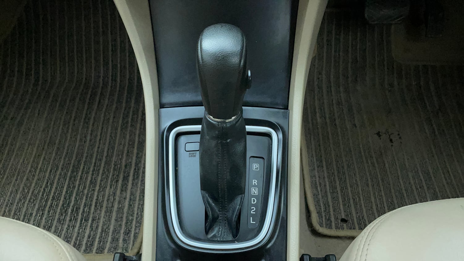 Used 2018 Maruti Suzuki Ciaz Zeta Hybrid 1.5 AT Petrol Automatic interior GEAR  KNOB VIEW