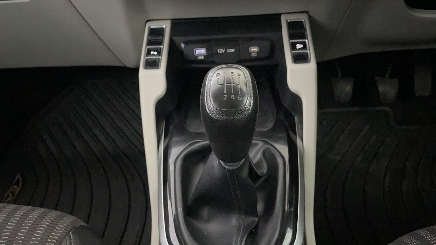 Used 2022 Kia Carens Prestige 1.4 Petrol MT 7 STR Petrol Manual interior GEAR  KNOB VIEW