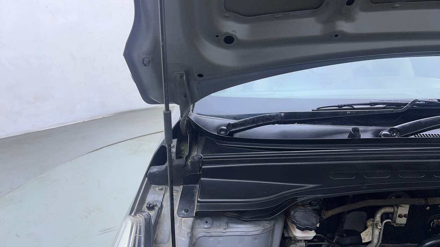 Used 2017 Hyundai Creta 1.6 SX Plus AT Petrol Petrol Automatic engine ENGINE RIGHT SIDE HINGE & APRON VIEW