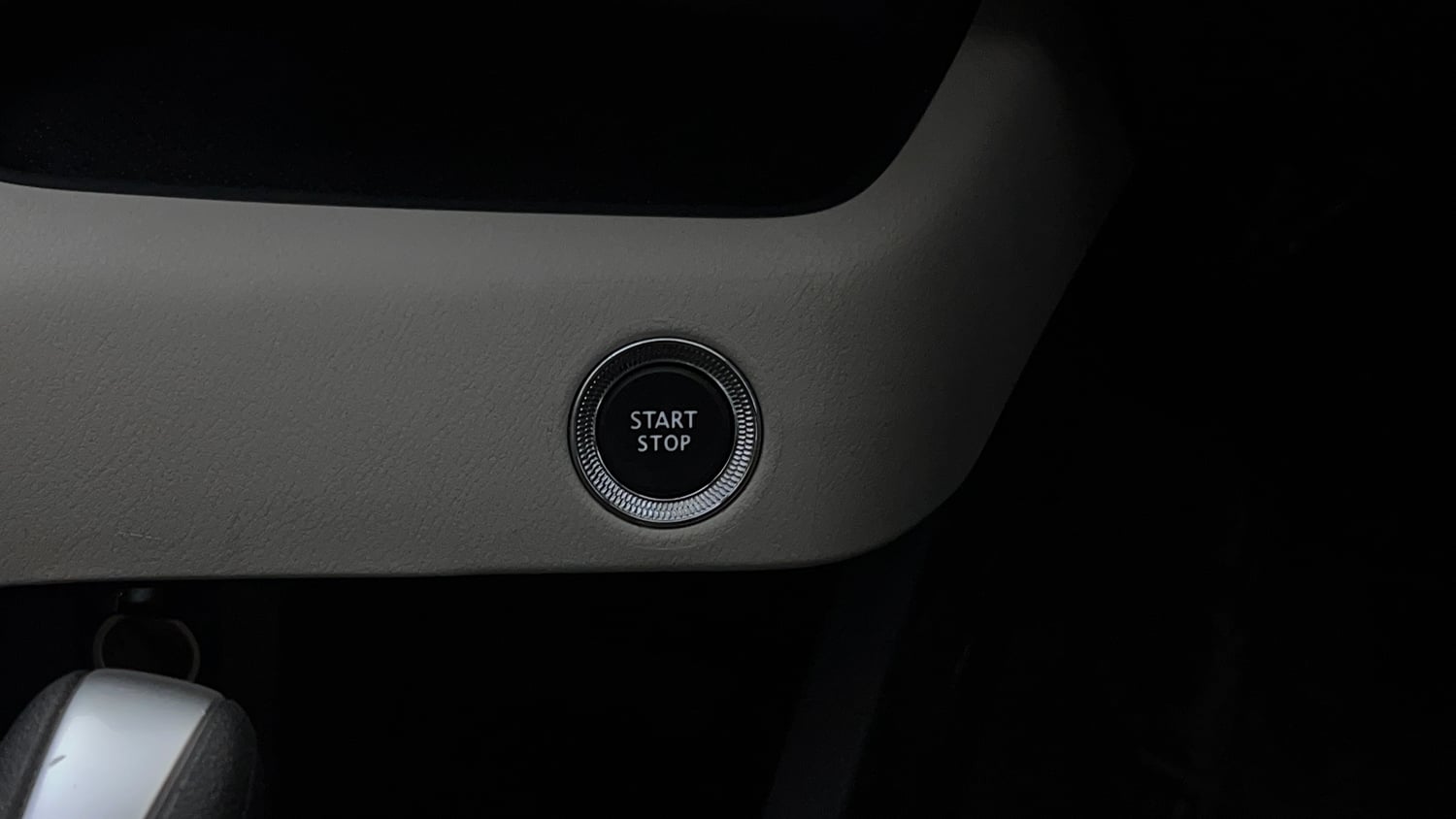 Used 2022 Nissan Magnite XV Turbo CVT Dual Tone Petrol Automatic top_features Keyless start