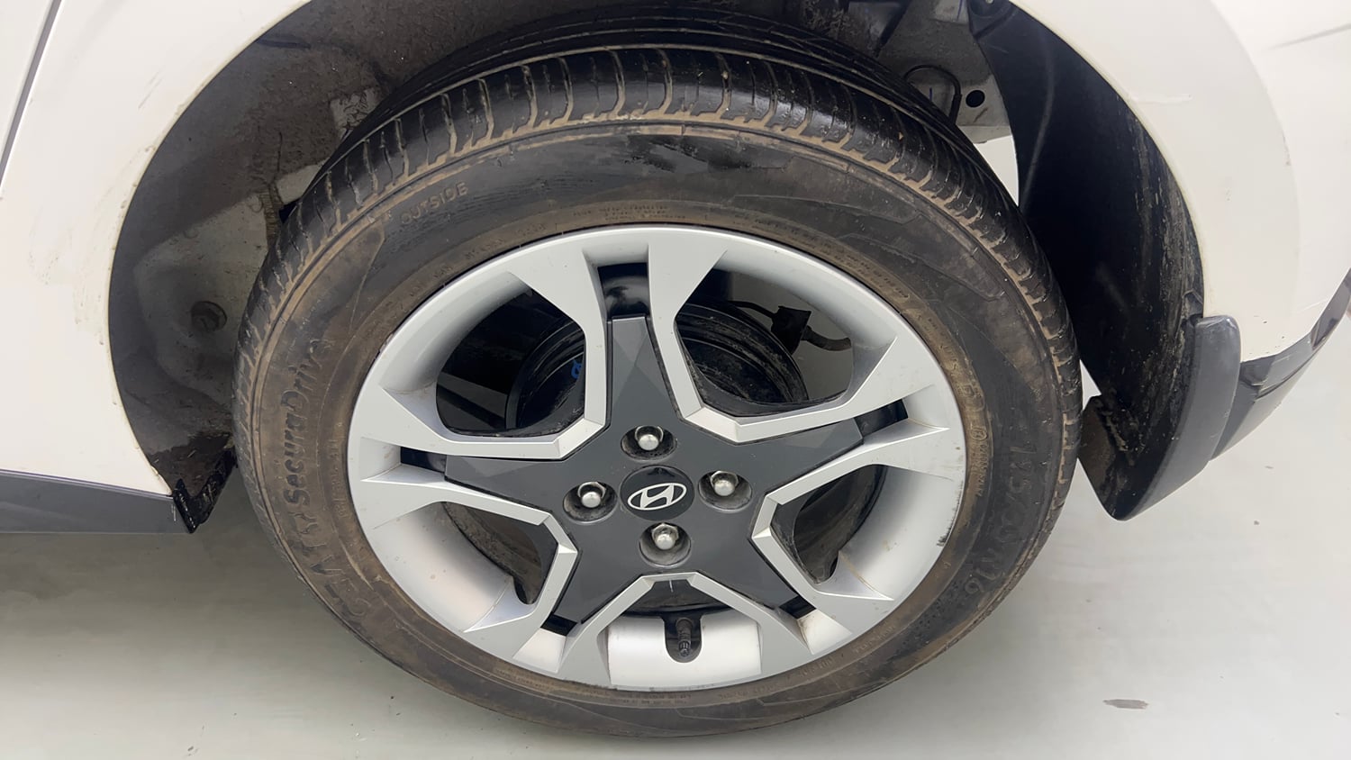 Used 2024 Hyundai i20 Sportz (O) 1.2 IVT Petrol Automatic tyres LEFT REAR TYRE RIM VIEW