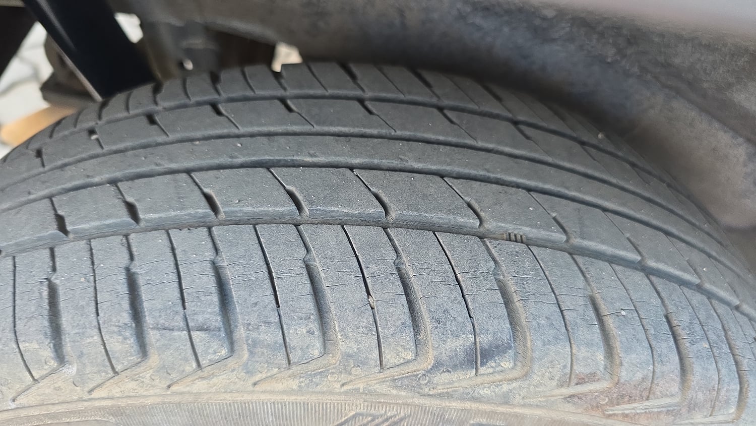 Used 2017 Maruti Suzuki Wagon R 1.0 VXI AMT Petrol Automatic tyres RIGHT REAR TYRE TREAD VIEW
