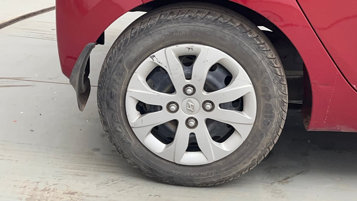 Used 2015 Hyundai Eon Magna O Petrol Manual tyres RIGHT REAR TYRE RIM VIEW