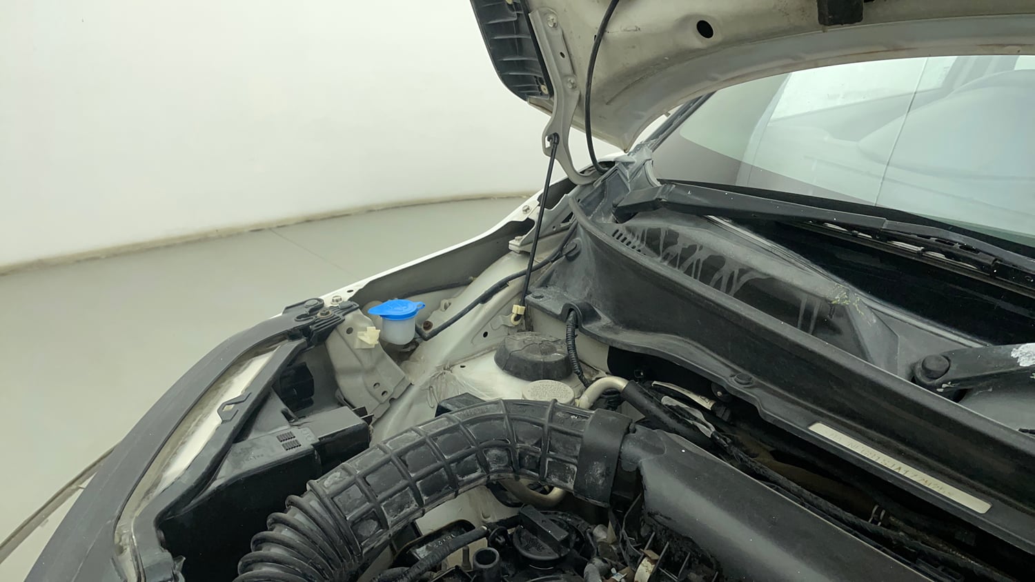 Used 2018 Maruti Suzuki Ignis Delta 1.2 MT Petrol Manual engine ENGINE RIGHT SIDE HINGE & APRON VIEW