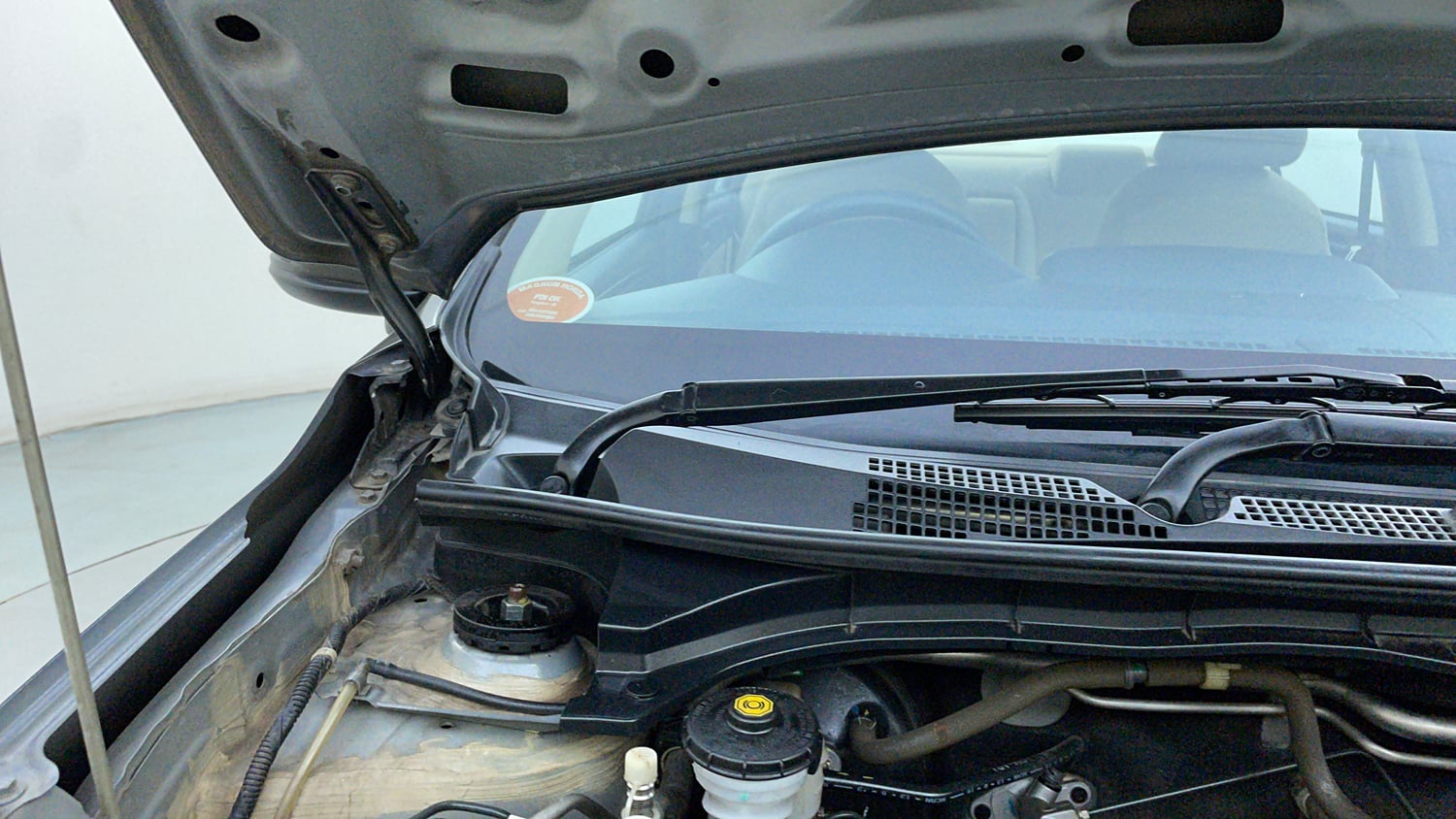 Used 2020 Honda Amaze 1.2 V MT Petrol Petrol Manual engine ENGINE RIGHT SIDE HINGE & APRON VIEW