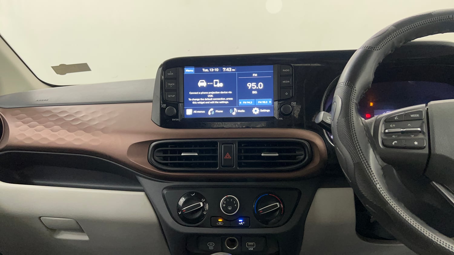 Used 2023 Hyundai Aura SX 1.2 CNG Cng Manual interior MUSIC SYSTEM & AC CONTROL VIEW