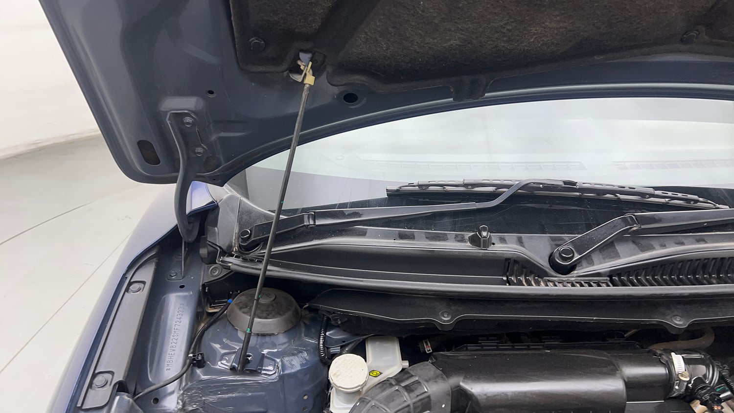 Used 2021 Maruti Suzuki Baleno Zeta Petrol Manual engine ENGINE RIGHT SIDE HINGE & APRON VIEW