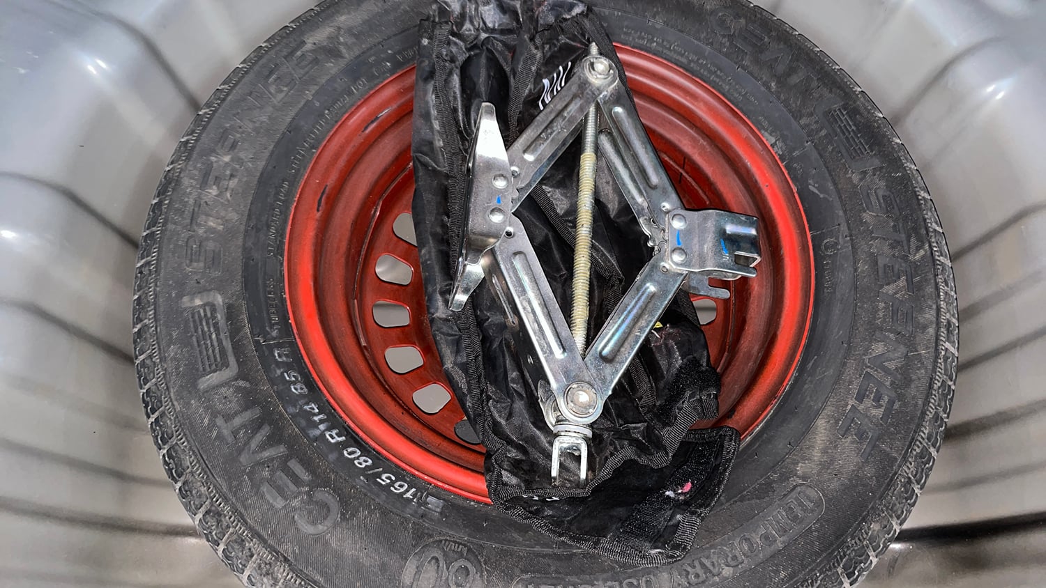 Used 2024 Renault Kiger RXZ MT Petrol Manual tyres SPARE TYRE VIEW