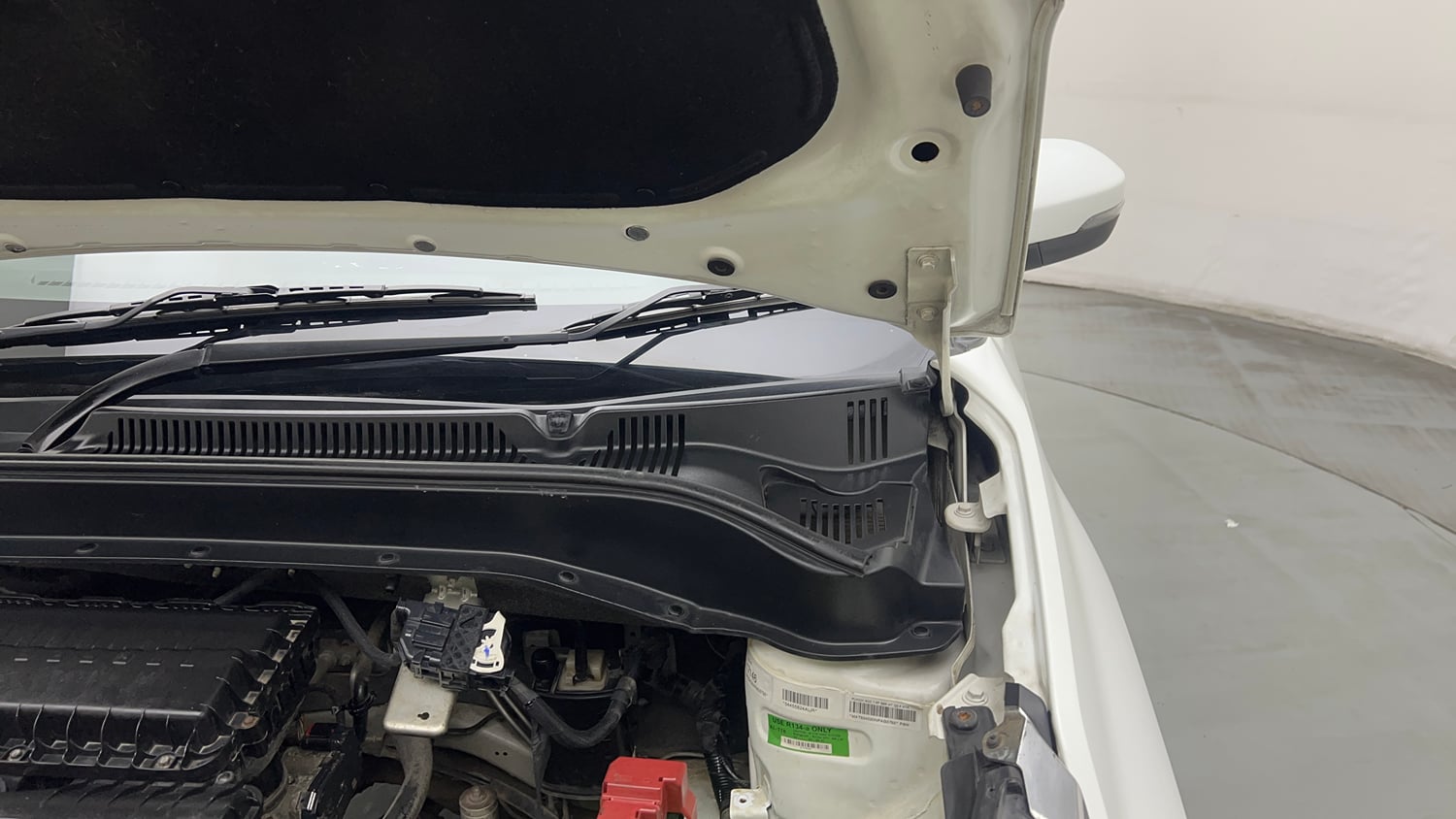 Used 2022 Tata Punch Accomplished Dazzle Pack MT Petrol Manual engine ENGINE LEFT SIDE HINGE & APRON VIEW