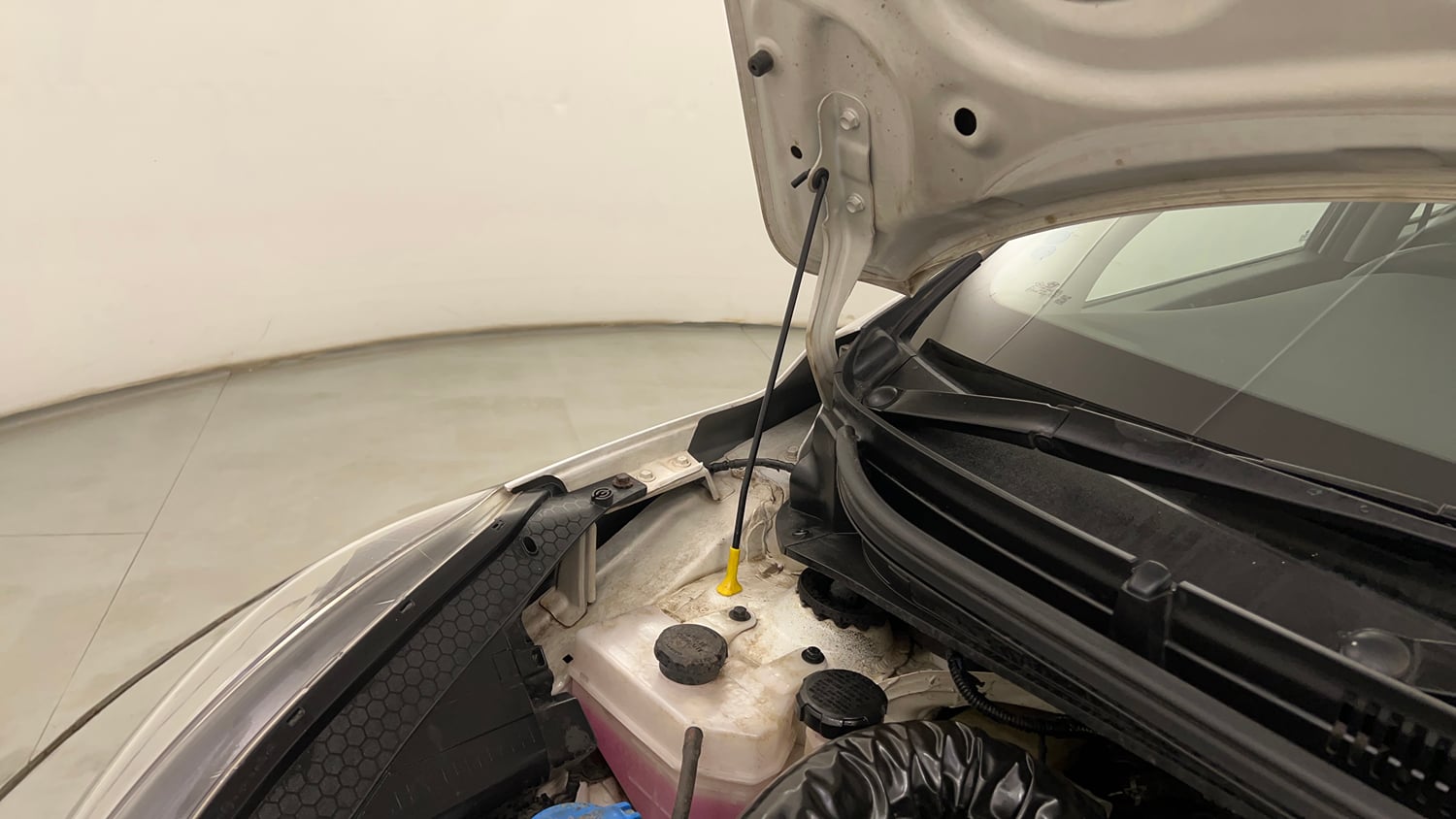 Used 2023 Hyundai Aura SX 1.2 CNG Cng Manual engine ENGINE RIGHT SIDE HINGE & APRON VIEW