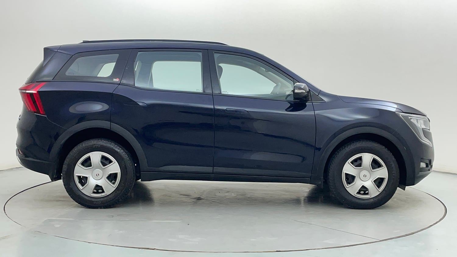 Used 2022 Mahindra XUV700 AX 3 Petrol MT 5 STR Petrol Manual exterior RIGHT SIDE VIEW