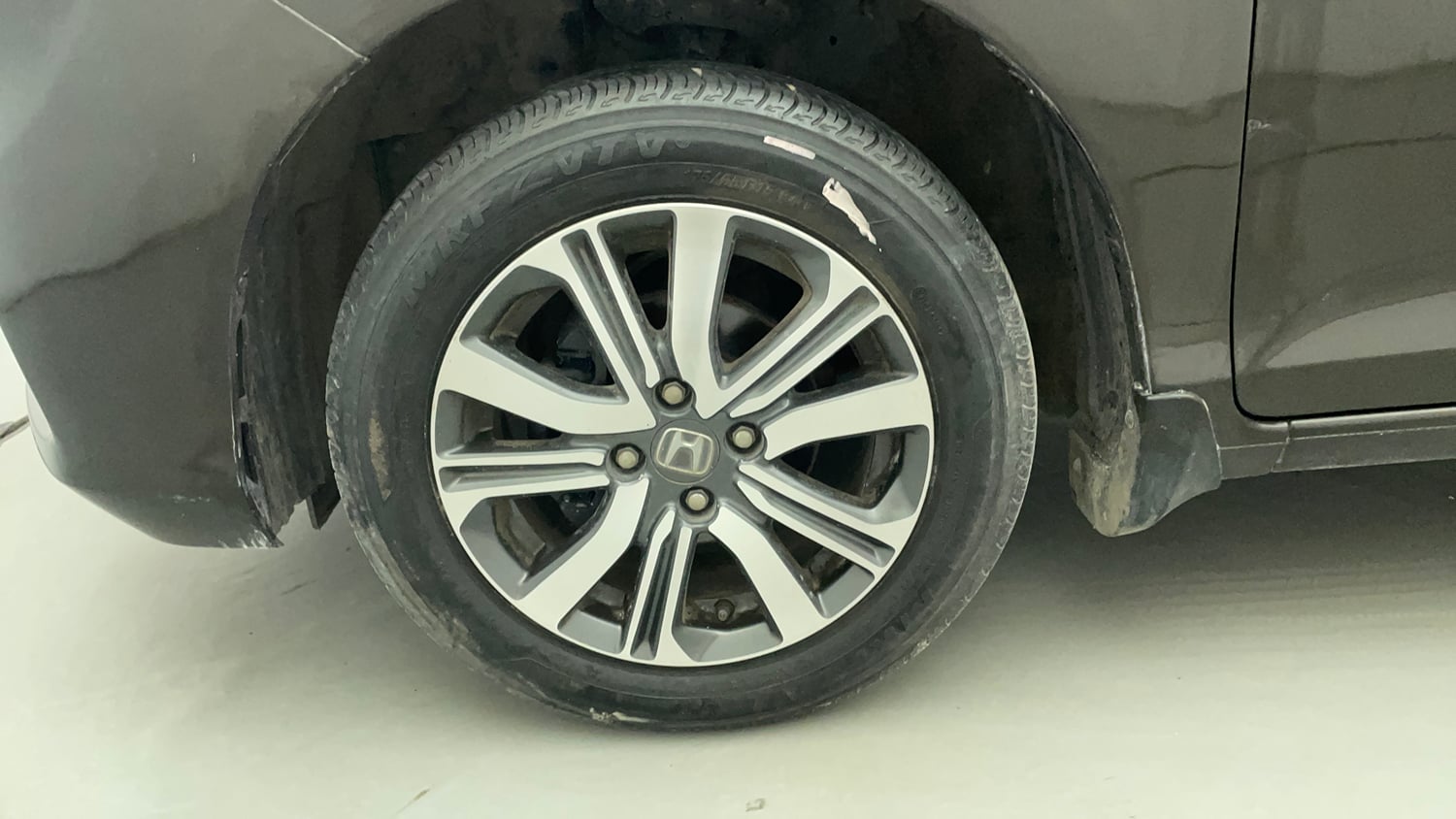 Used 2023 Honda Amaze VX CVT 1.2 Petrol Petrol Automatic tyres LEFT FRONT TYRE RIM VIEW
