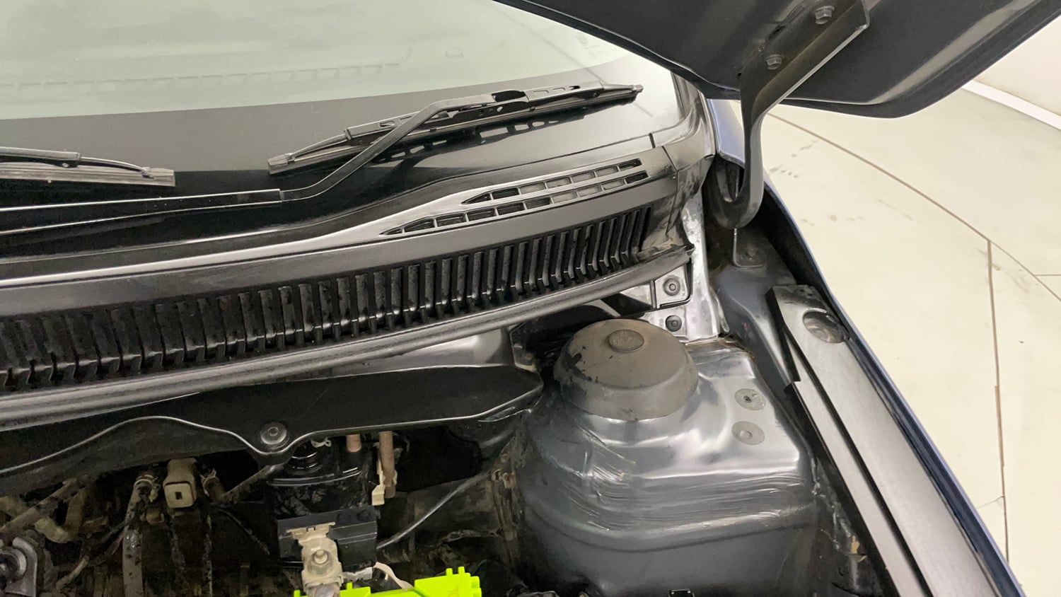 Used 2017 Maruti Suzuki Ciaz Alpha 1.4 MT Petrol Manual engine ENGINE LEFT SIDE HINGE & APRON VIEW