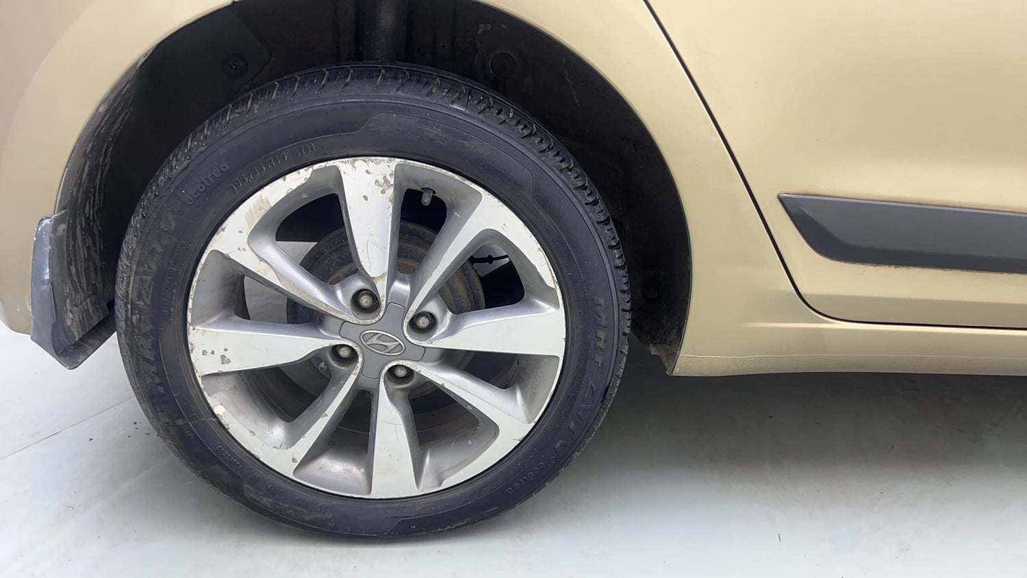 Used 2015 Hyundai Elite i20 Asta 1.2 Petrol Manual tyres RIGHT REAR TYRE RIM VIEW