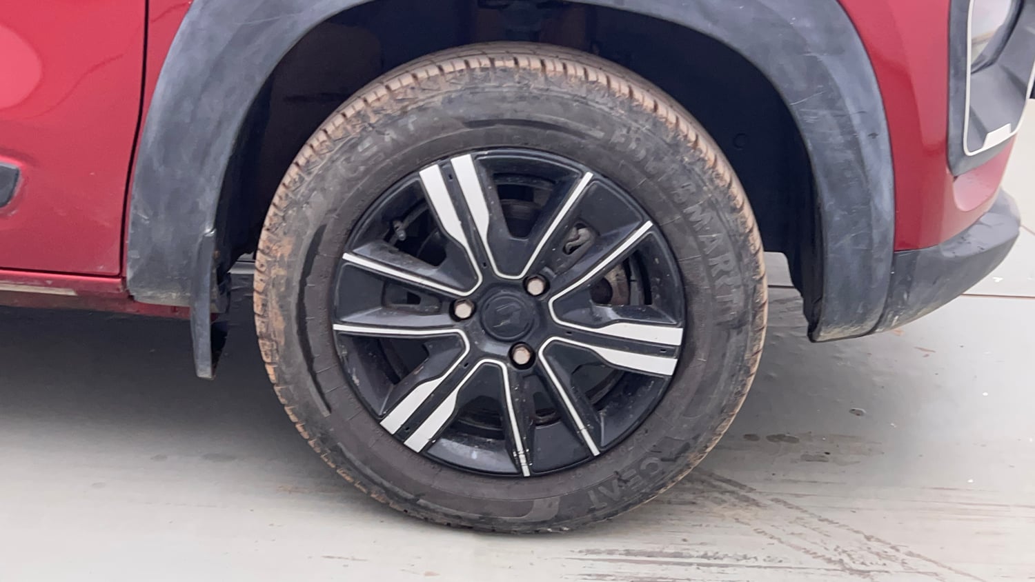 Used 2024 Renault Kwid CLIMBER 1.0 MT Petrol Manual tyres RIGHT FRONT TYRE RIM VIEW