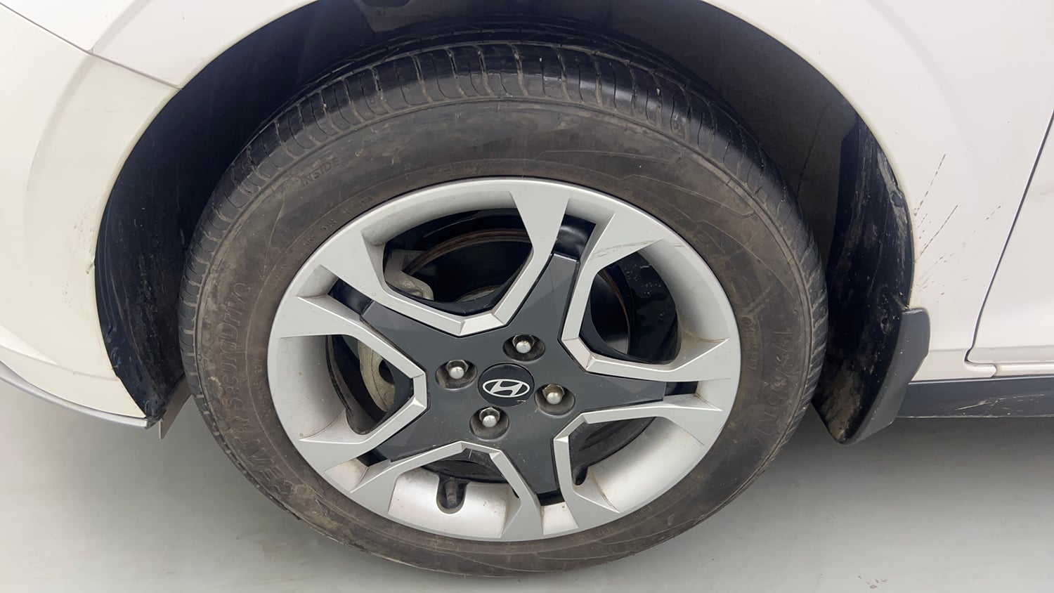 Used 2024 Hyundai i20 Sportz (O) 1.2 IVT Petrol Automatic tyres LEFT FRONT TYRE RIM VIEW