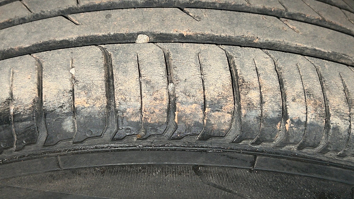 Used 2020 Renault Triber RXZ Petrol Manual tyres RIGHT REAR TYRE TREAD VIEW