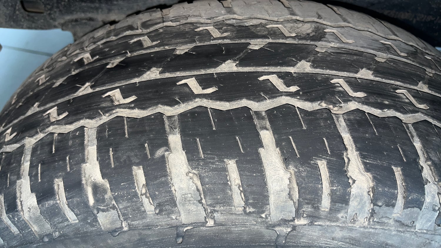 Used 2024 Toyota Fortuner 4X2 AT 2.7 Petrol Petrol Automatic tyres RIGHT REAR TYRE TREAD VIEW