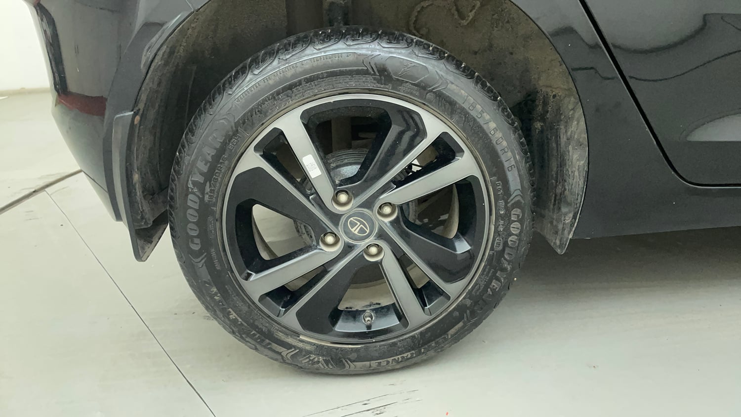 Used 2022 Tata Altroz XZ Plus Petrol Dark Edition Petrol Manual tyres RIGHT REAR TYRE RIM VIEW