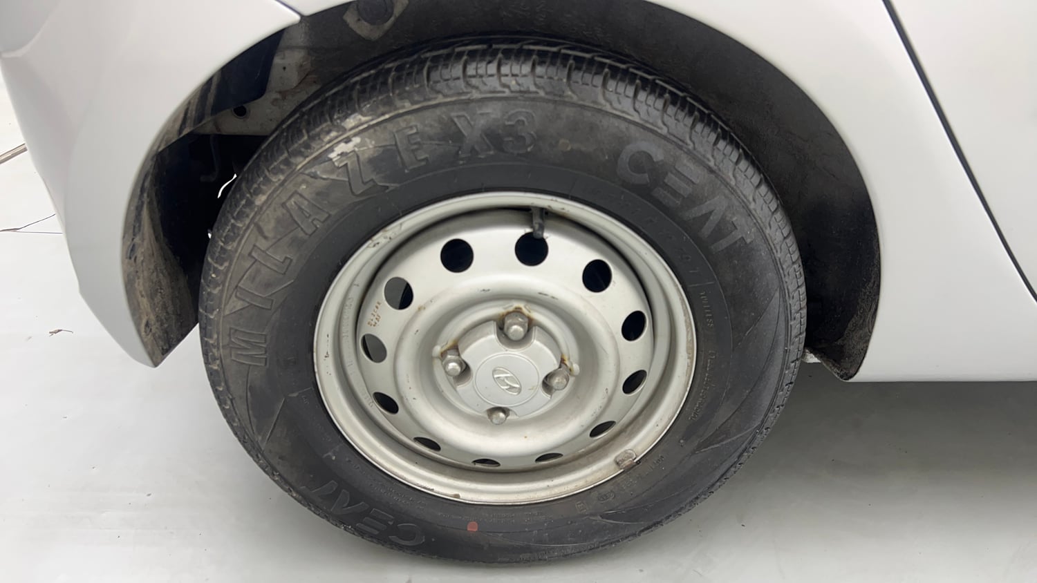 Used 2013 Hyundai i10 Magna 1.1 iRDE2 Petrol Manual tyres RIGHT REAR TYRE RIM VIEW