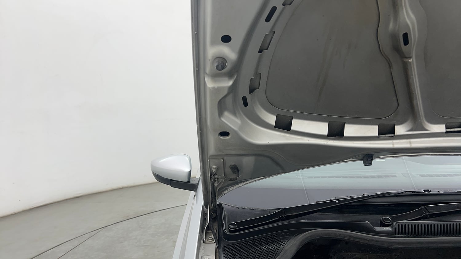Used 2016 Volkswagen Ameo Highline1.2L (P) Petrol Manual engine ENGINE RIGHT SIDE HINGE & APRON VIEW