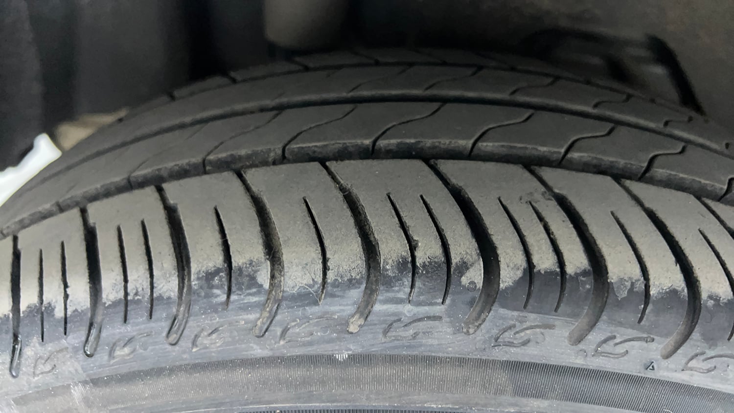 Used 2017 Ford Figo Titanium 1.2 Ti-VCT Petrol Manual tyres RIGHT REAR TYRE TREAD VIEW