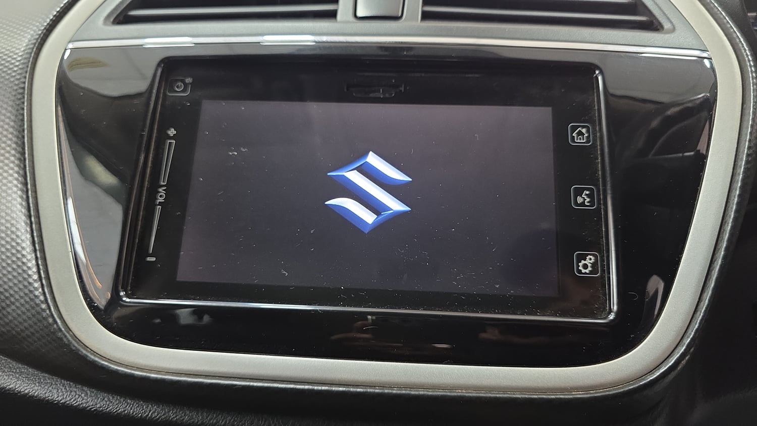 Used 2016 Maruti Suzuki S-Cross Zeta 1.3 Diesel Manual top_features Integrated (in-dash) music system