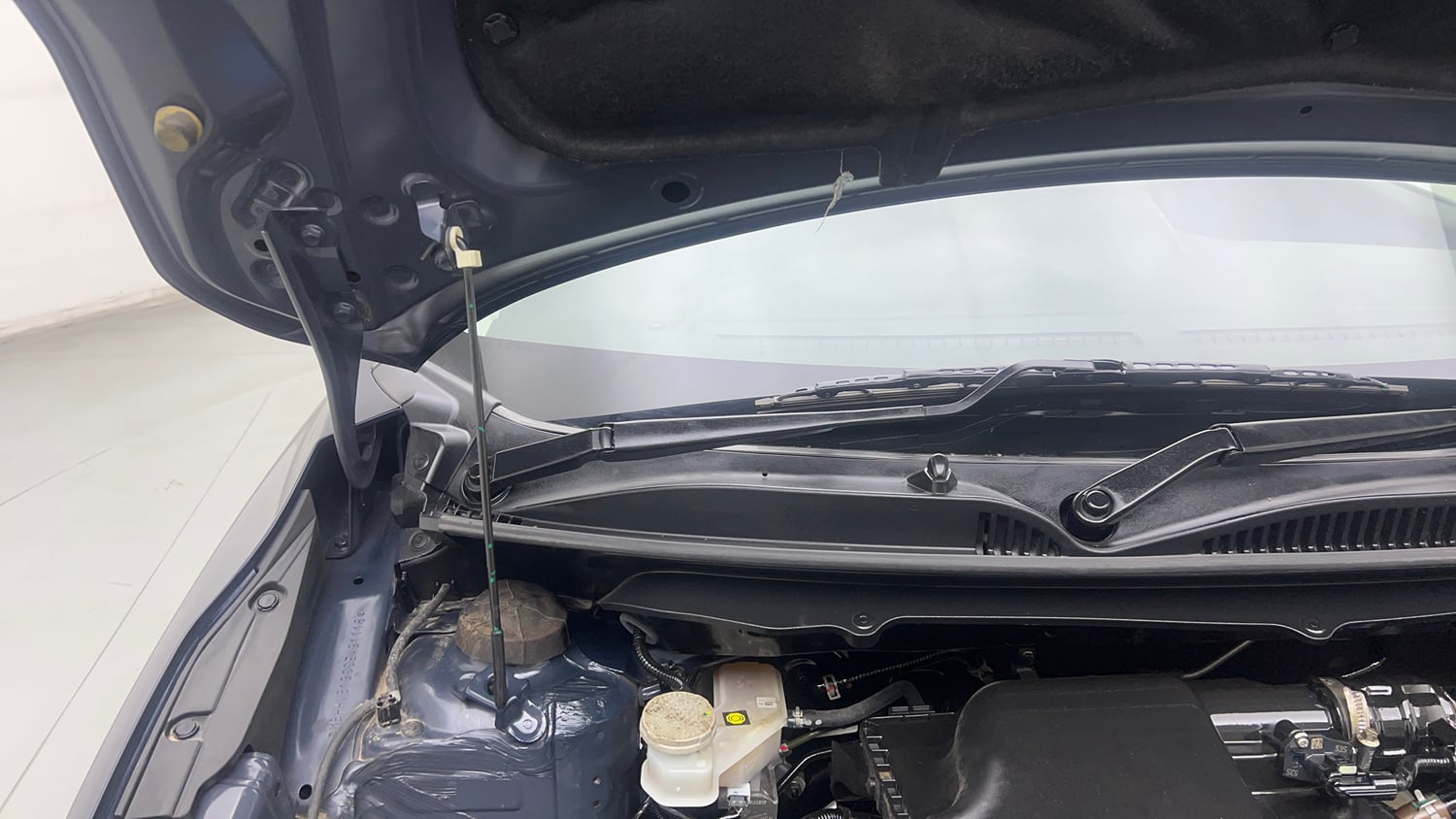 Used 2025 Maruti Suzuki Baleno Sigma MT Petrol Manual engine ENGINE RIGHT SIDE HINGE & APRON VIEW