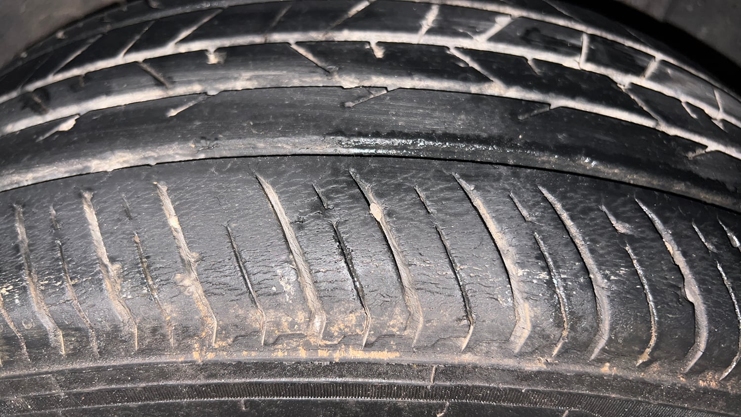Used 2022 Nissan Magnite XV Turbo CVT Dual Tone Petrol Automatic tyres LEFT REAR TYRE TREAD VIEW