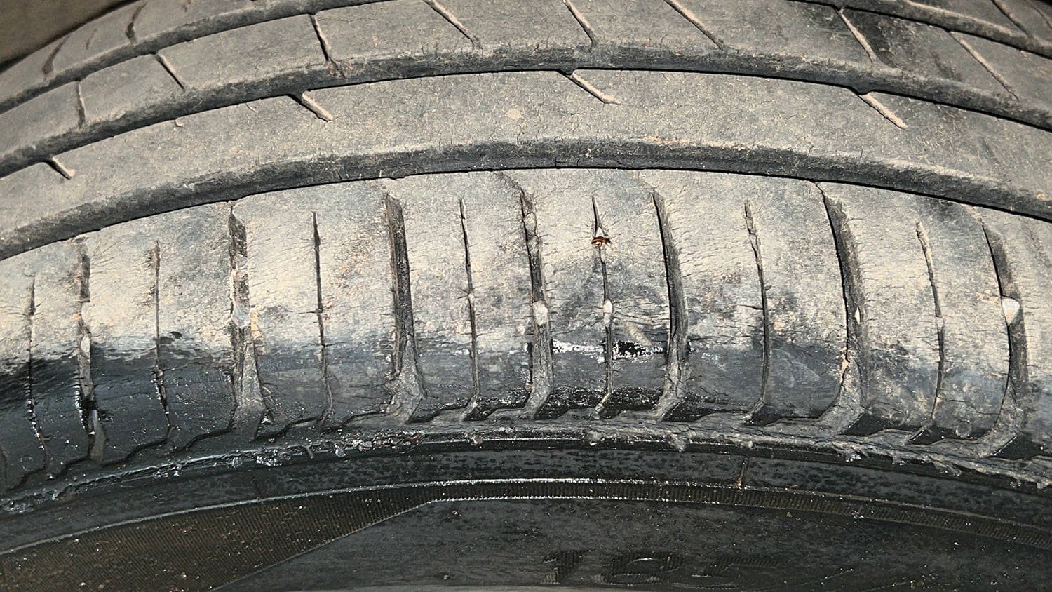 Used 2020 Renault Triber RXZ Petrol Manual tyres LEFT REAR TYRE TREAD VIEW