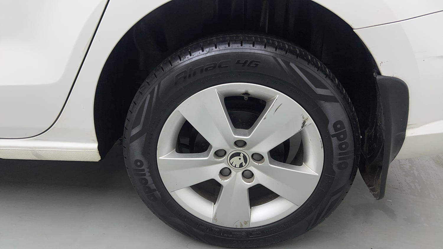 Used 2019 Skoda Rapid Ambition 1.6 MPI Petrol Manual tyres LEFT REAR TYRE RIM VIEW