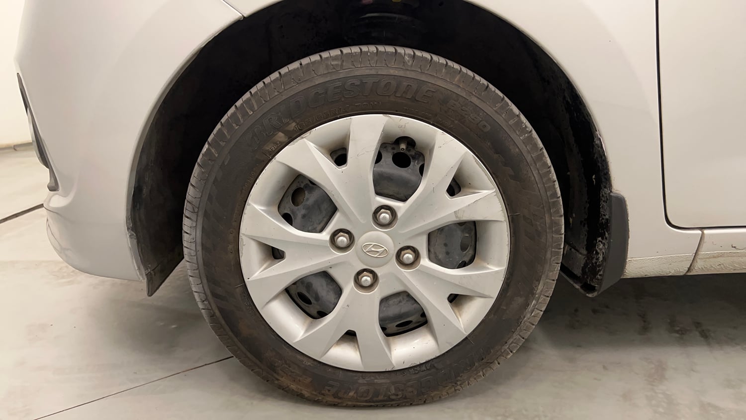 Used 2016 Hyundai Grand i10 Magna 1.2 Kappa VTVT Petrol Manual tyres LEFT FRONT TYRE RIM VIEW