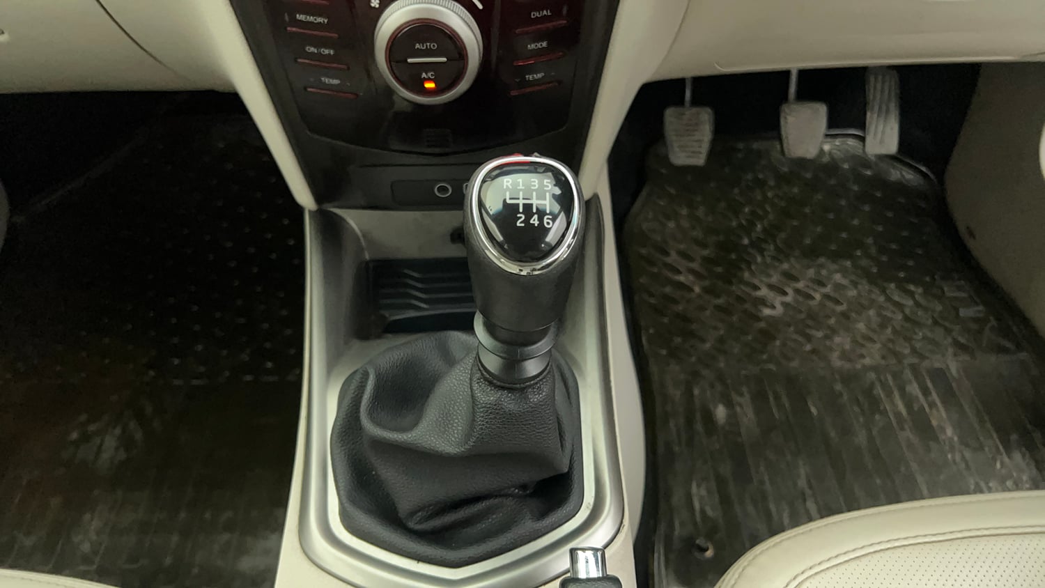 Used 2019 Mahindra XUV 300 1.2 W8 (O) Petrol Manual interior GEAR  KNOB VIEW
