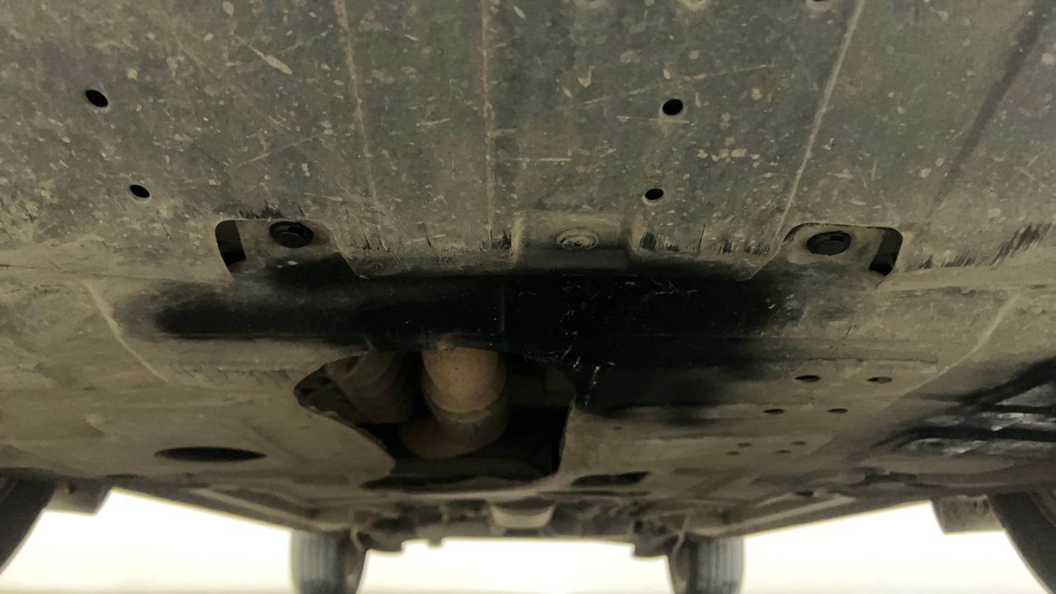 Used 2019 Mahindra XUV 300 1.2 W8 (O) Petrol Manual extra FRONT LEFT UNDERBODY VIEW