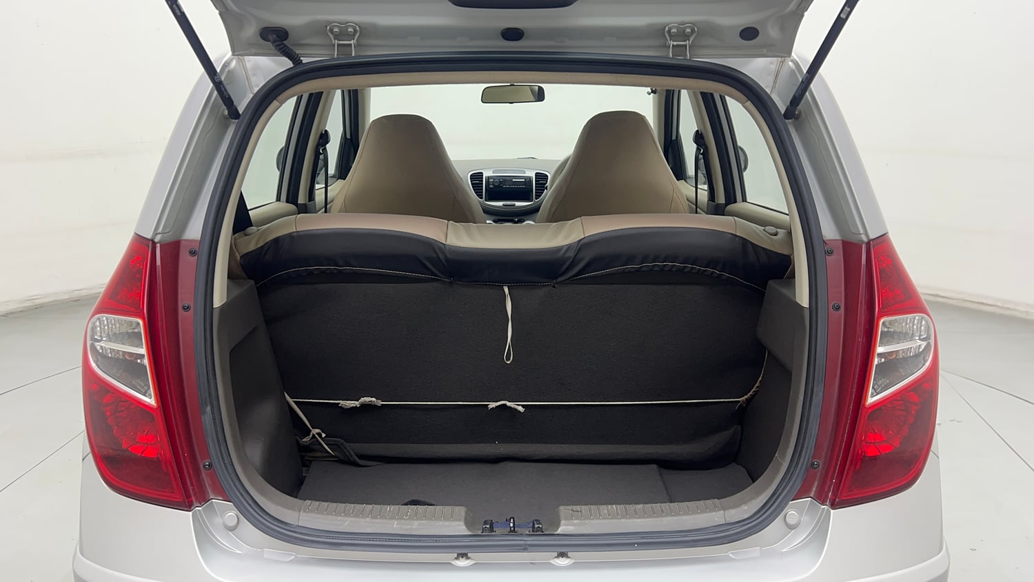 Used 2013 Hyundai i10 Magna 1.1 iRDE2 Petrol Manual interior DICKY INSIDE VIEW