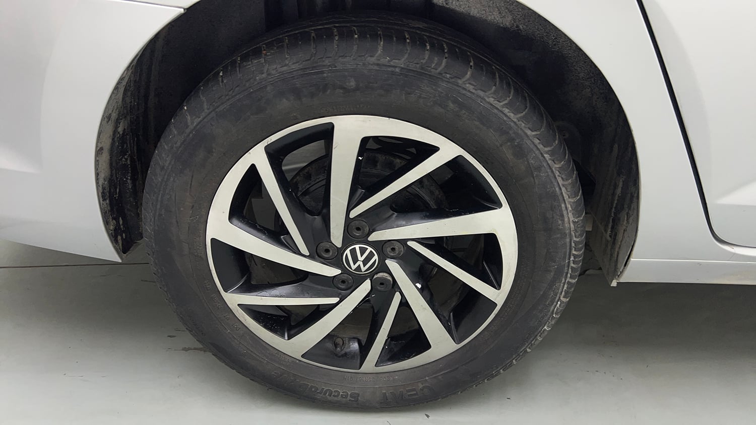 Used 2025 Volkswagen Virtus Topline 1.0 TSI AT Petrol Automatic tyres RIGHT REAR TYRE RIM VIEW