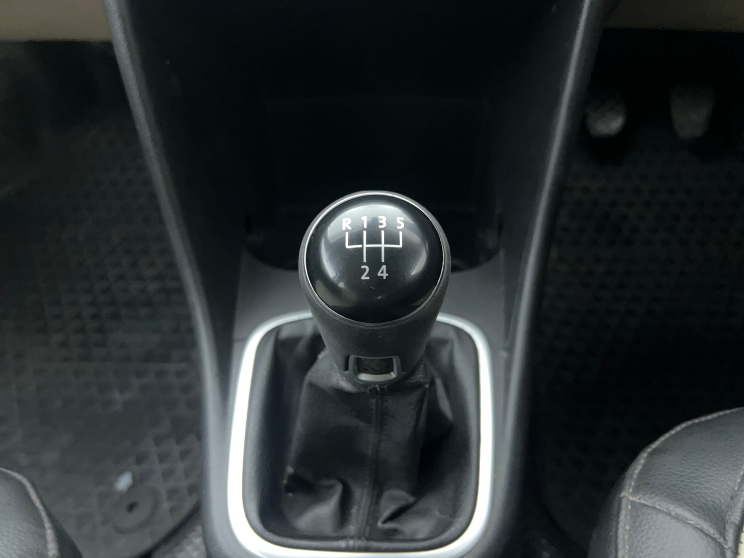 Used 2016 Volkswagen Ameo Highline1.2L (P) Petrol Manual interior GEAR  KNOB VIEW